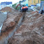 Graben für Strom und Wasser