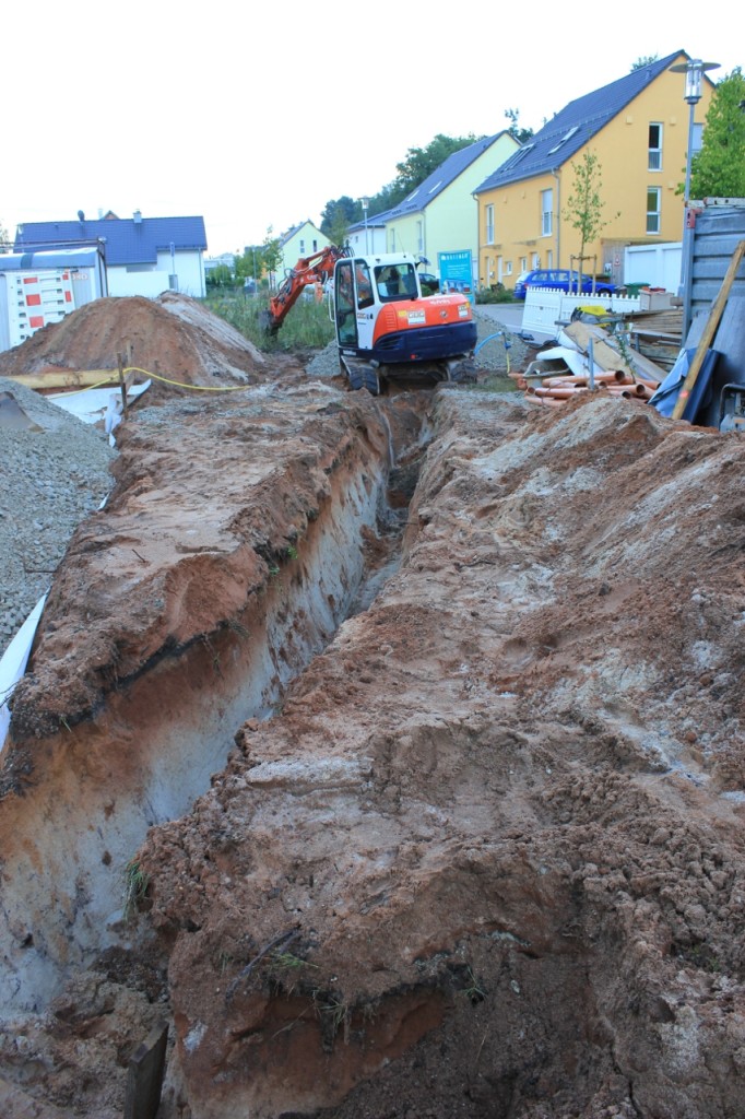 Graben für Strom und Wasser
